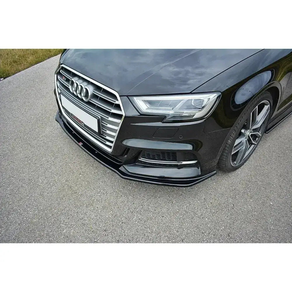 Spoiler på Audi S3 S-Line 8V FL V.1, sort bil sett skrått forfra med fokus på front og grill.