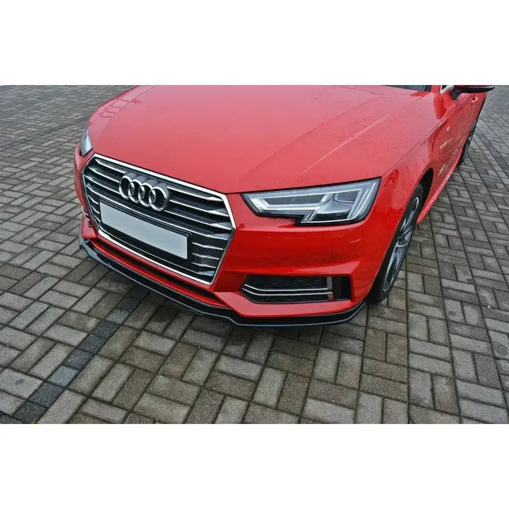 Frontleppe Audi S4/A4 S-Line B9 V.1 montert på rød bil med kromdetaljer, sett skrått fra venstre.