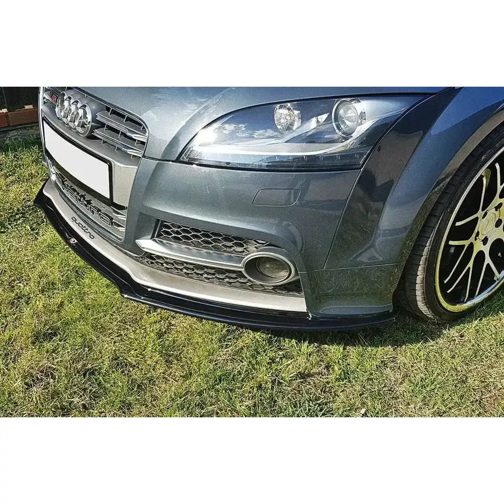 Frontleppe Audi TT S Mk2 V.1 montert på grå bil med sorte detaljer, lykter og felger, parkert på gress.