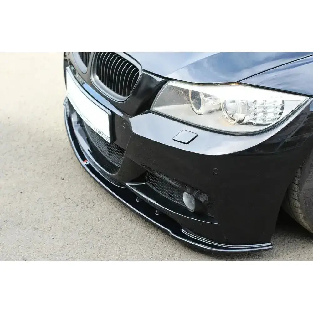 Frontspoiler BMW 3 E91 M-Pack Facelift i blankt materiale sett fra lav vinkel foran på sort bil.