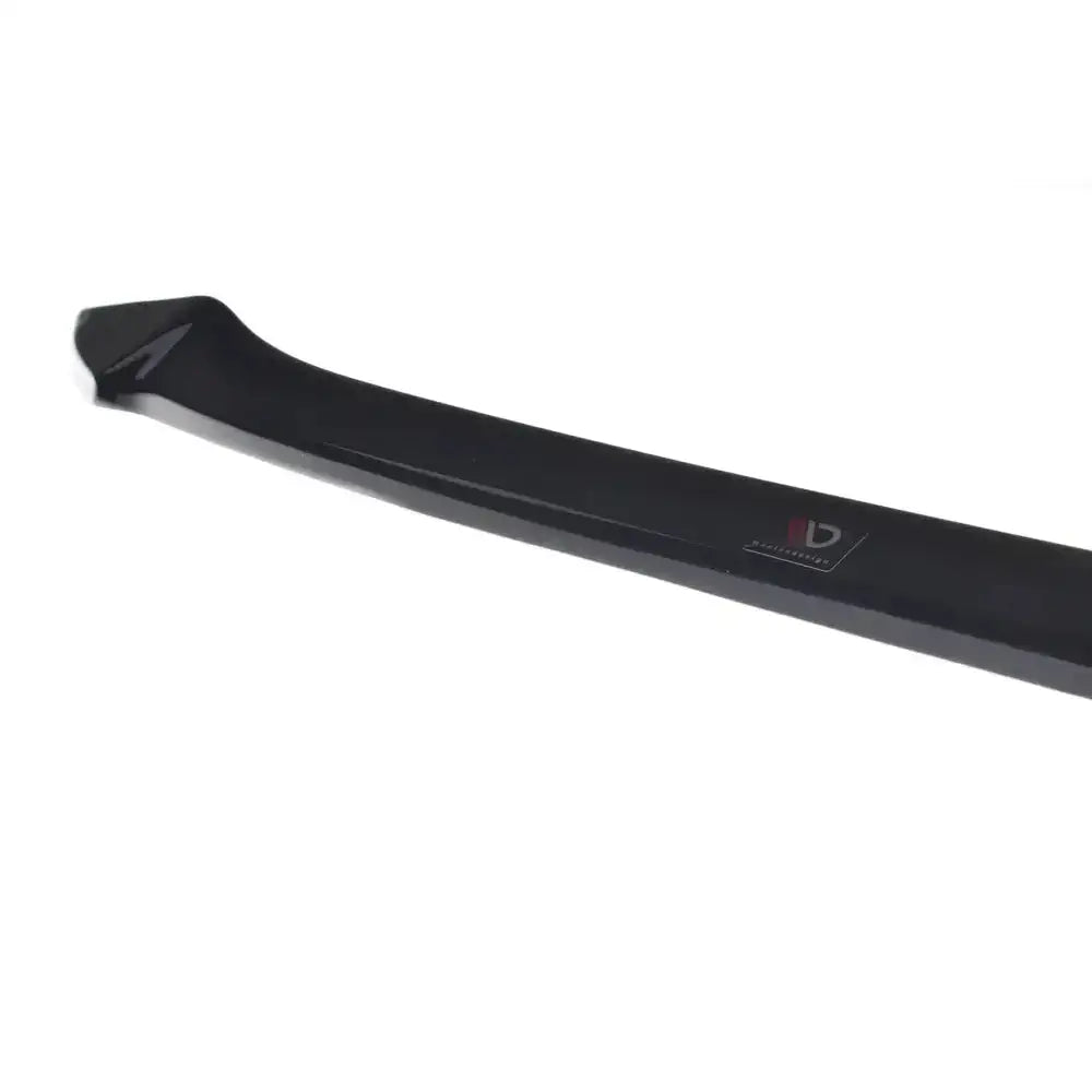 Frontleppe BMW 3 G20 M-Pack V.1 i svart plast, skrå vinkel, diskret logo synlig på hvit bakgrunn.