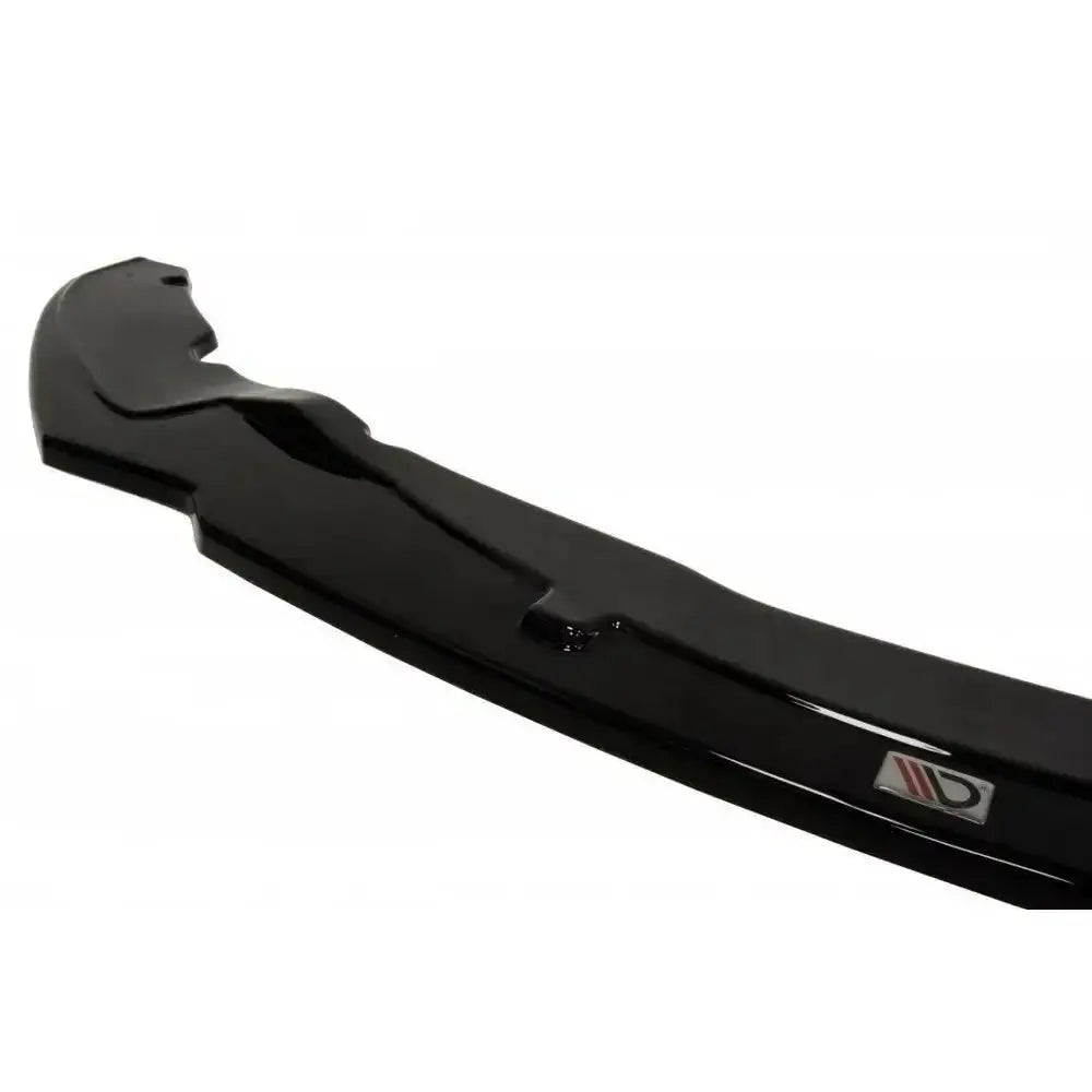 Frontspoiler BMW 4 F32 M-Pack V.1 sett fra siden i sort, blank plast med synlig logoetikett.