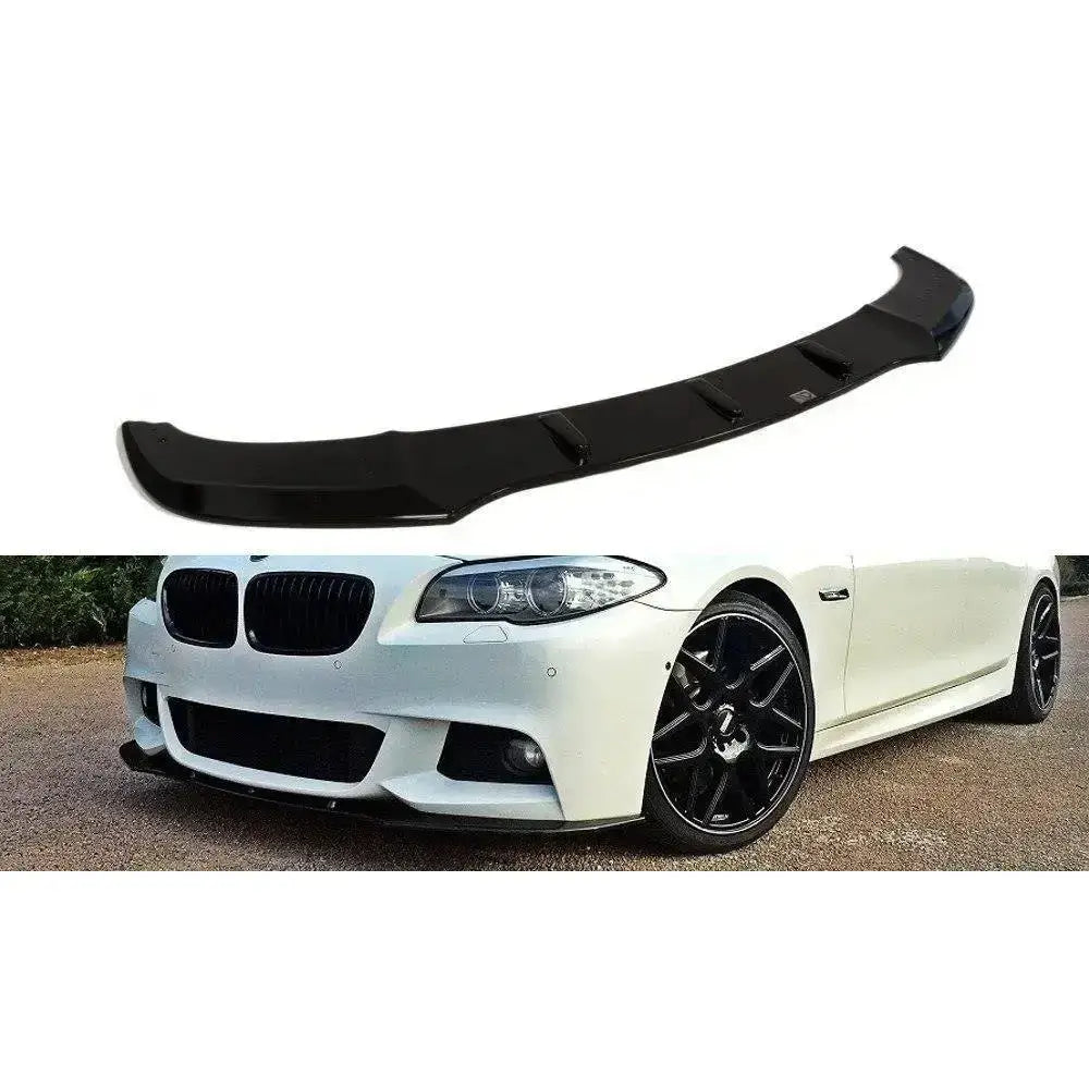 Frontspoiler BMW 5 F10/F11 Mpack V.1 i sort blank plast sett fra skrå vinkel montert på hvit bil.
