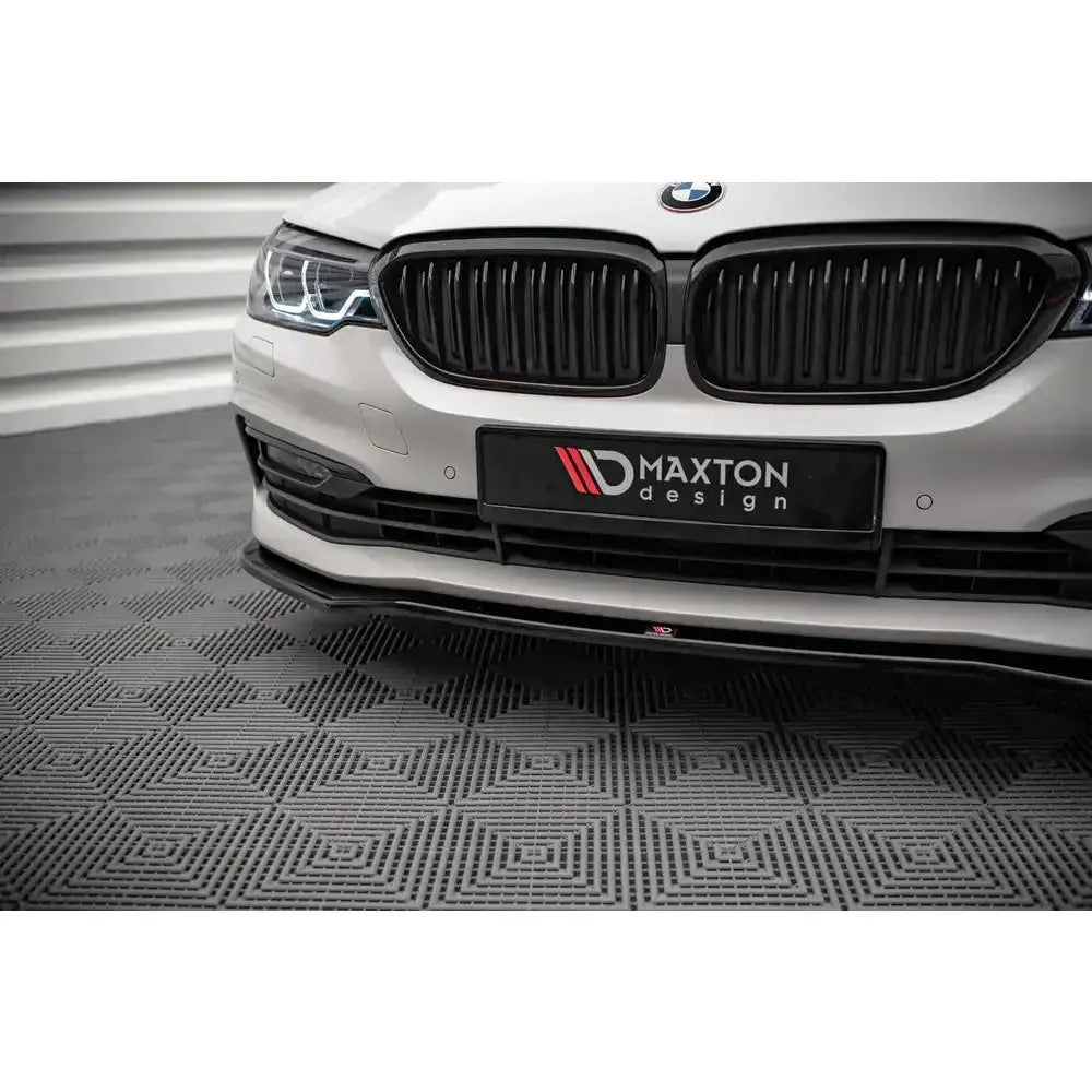 Front splitter på BMW 5 G30 17-20 V.1, nærbilde av sort frontsplitter på hvit bil med sort grill.