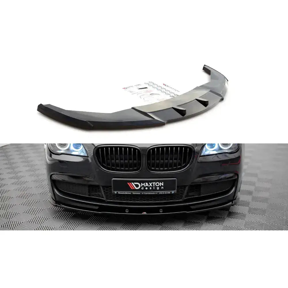 Frontspoiler til BMW 7 F01 M-Pack V.1 08-13, sort plast, montert på svart bil sett forfra.
