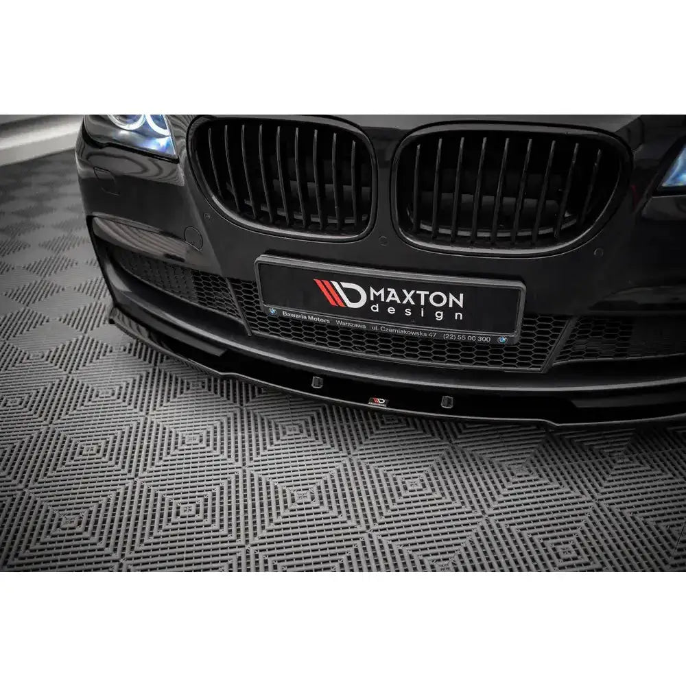 Front splitter for BMW 7 F01 M-Pack V.1, sort spoiler med Maxton Design-logo på grått gulv.
