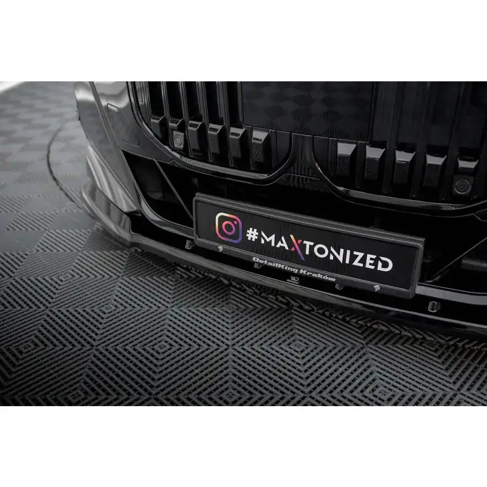 Spoiler til BMW 7 G70 V.1 M-Pack, sort frontspoiler sett fra lav vinkel med #MAXTONIZED-skilt.