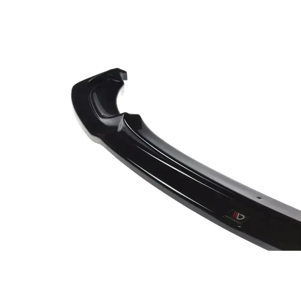 Frontspoiler BMW M3 F80 V.1 sett fra skrå vinkel med blank sort overflate og markerte konturer.