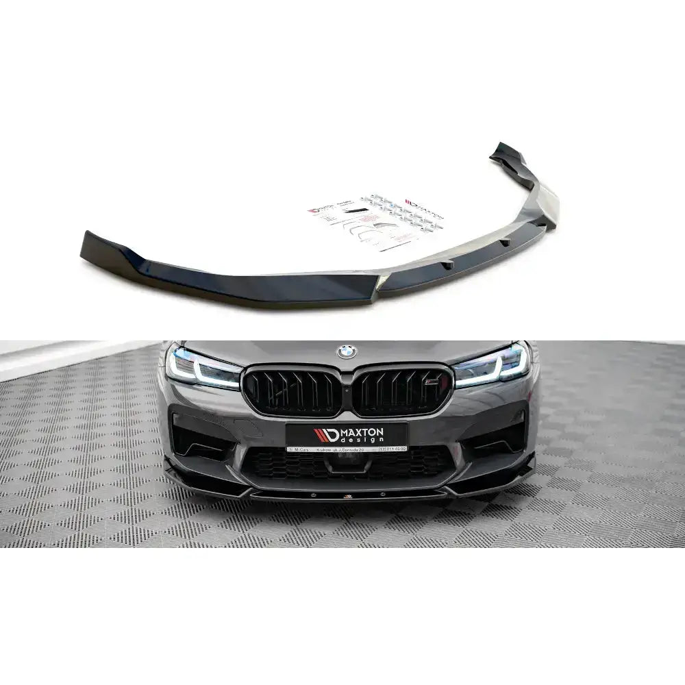 Frontspoiler til BMW M5 F90 Facelift V.1, sort plast med blank finish, montert på grå bil, frontvisning.