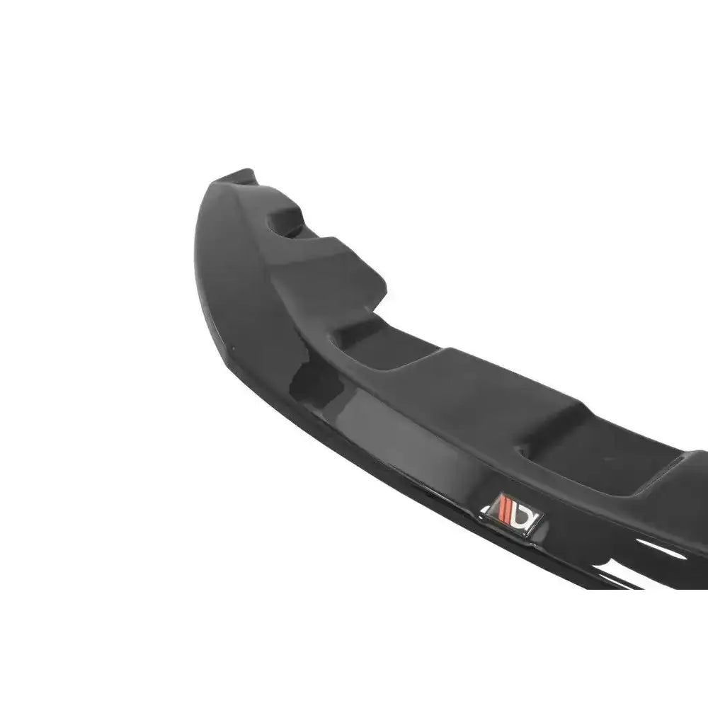 Spoiler til BMW M6 E63 V.1 i sort blank plast, nærbilde fra skrå vinkel med synlig logodetalj.