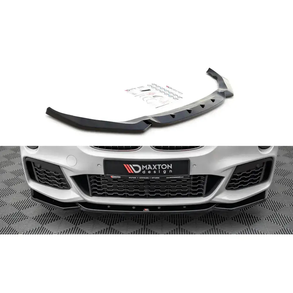 Frontspoiler BMW X1 M-Pack F48 sort splitter montert på hvit bil, skrå vinkel, aerodynamiske detaljer.