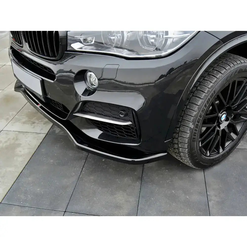 Frontleppe BMW X5 F15 V.1 M-Pack vist skrått forfra med sorte felger og vinterdekk.