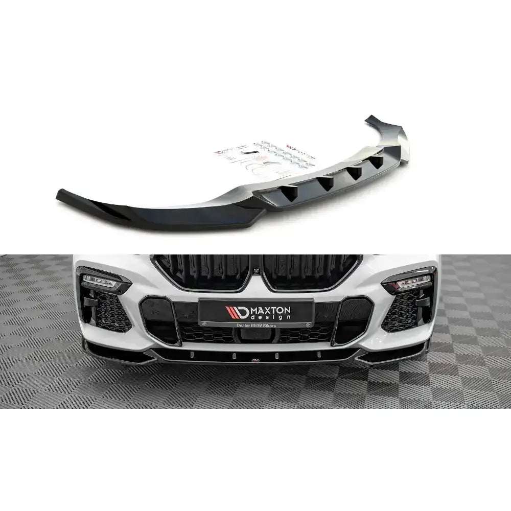 Frontspoiler til BMW X6 M-Pack G06, sort plast, vist separat og montert på hvit bil forfra.