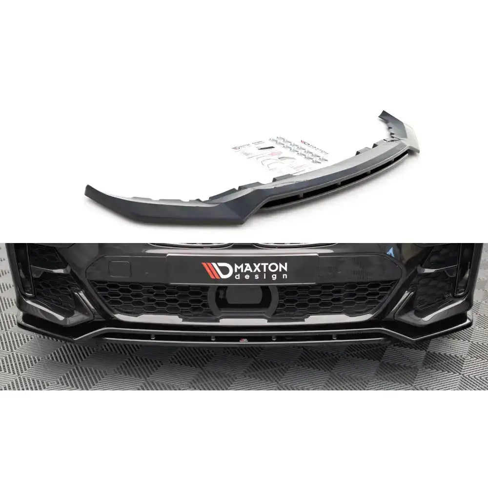 Frontspoiler BMW X7 M G07 V.1 18- vist som sort plastdel og montert på bilens front.