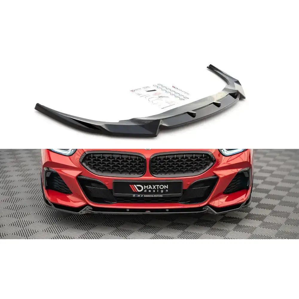 Frontspoiler BMW Z4 G29 M-Pack V.1 i sort plast, vist montert på rød bil med sporty design.