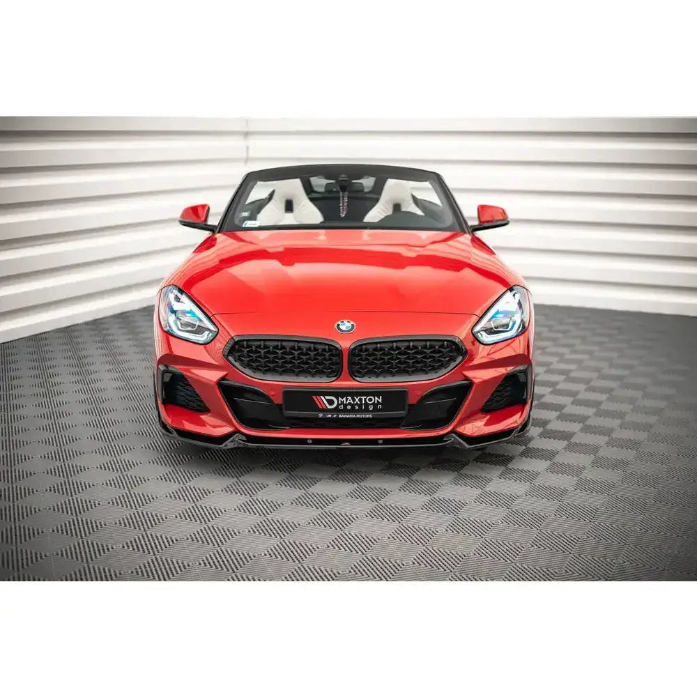 Frontleppe på BMW Z4 G29 M-Pack V.1 med svart grill og Maxton Design-skilt, sett rett forfra.