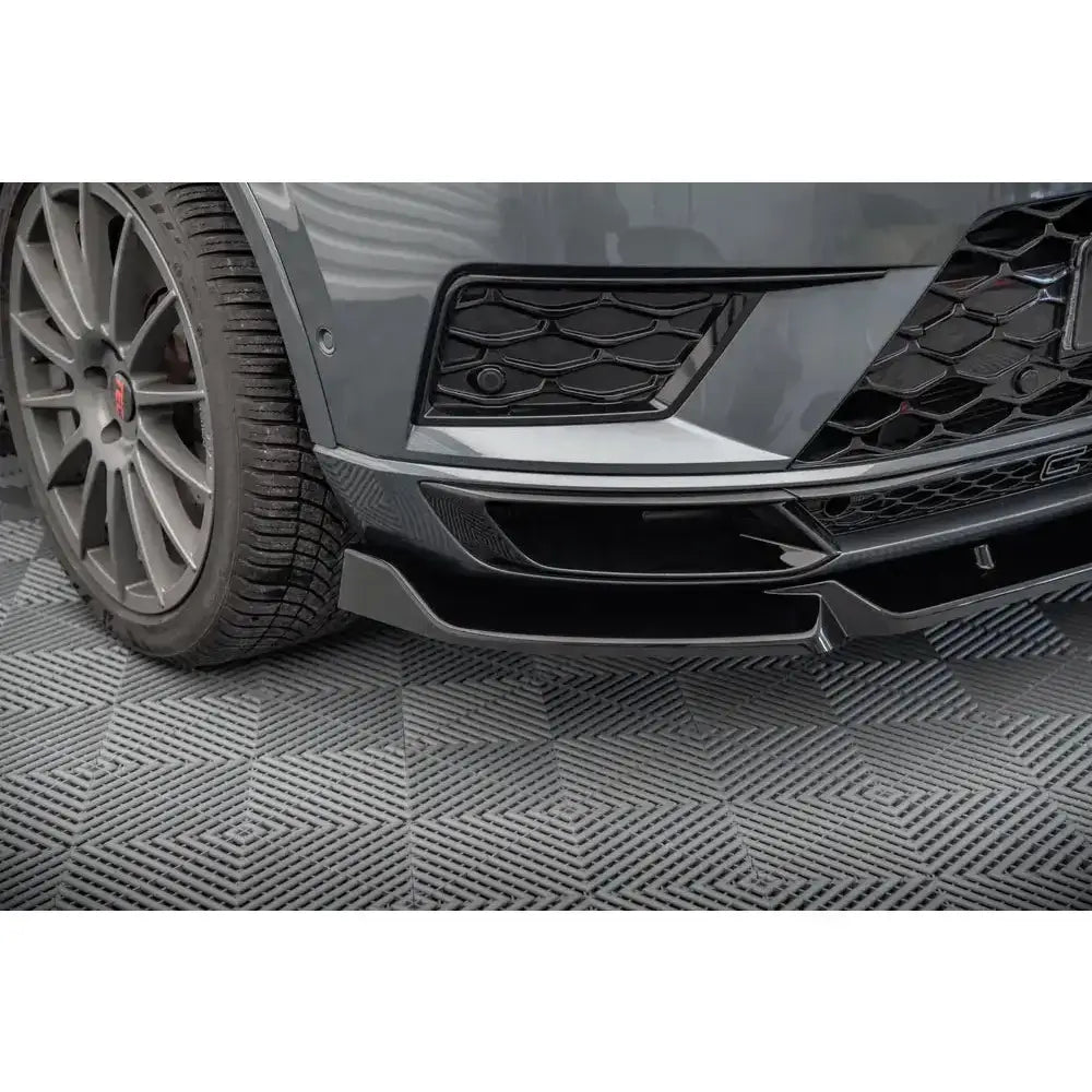 Front lip på Cupra Ateca V.1, nærbilde av svart frontsplitter og dekor ved luftinntaket på grå bil.