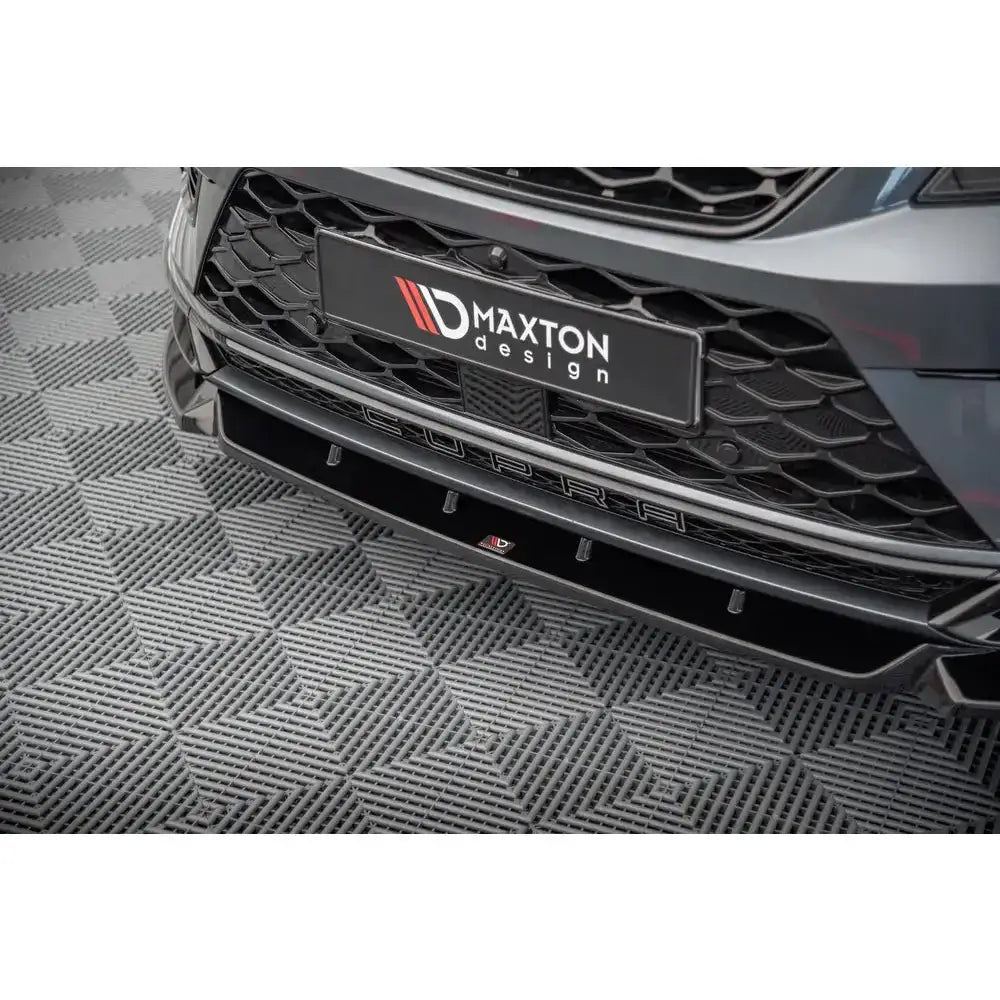 Frontspoiler Cupra Ateca V.1 i sort blank plast, montert under grill med synlig "CUPRA"-dekor.