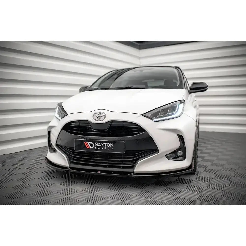 Front splitter til Toyota Yaris Mk4 med sort grill, LED-frontlykter og Maxton Design-skilt.