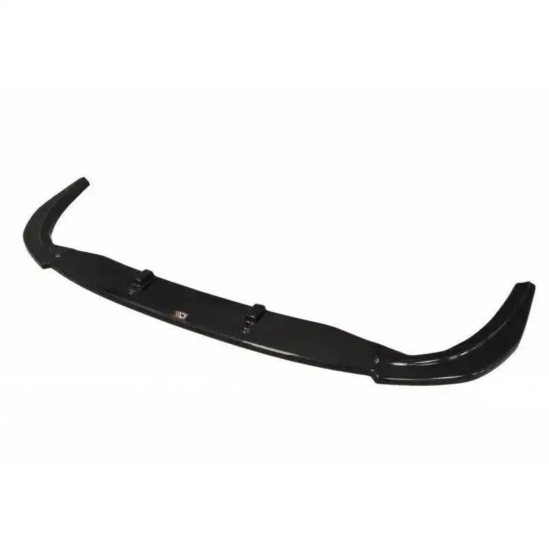 Frontspoiler Ford Focus Mk1 Rs V.1 i sort blank plast, skrå vinkel, buet form og synlige monteringsfester.