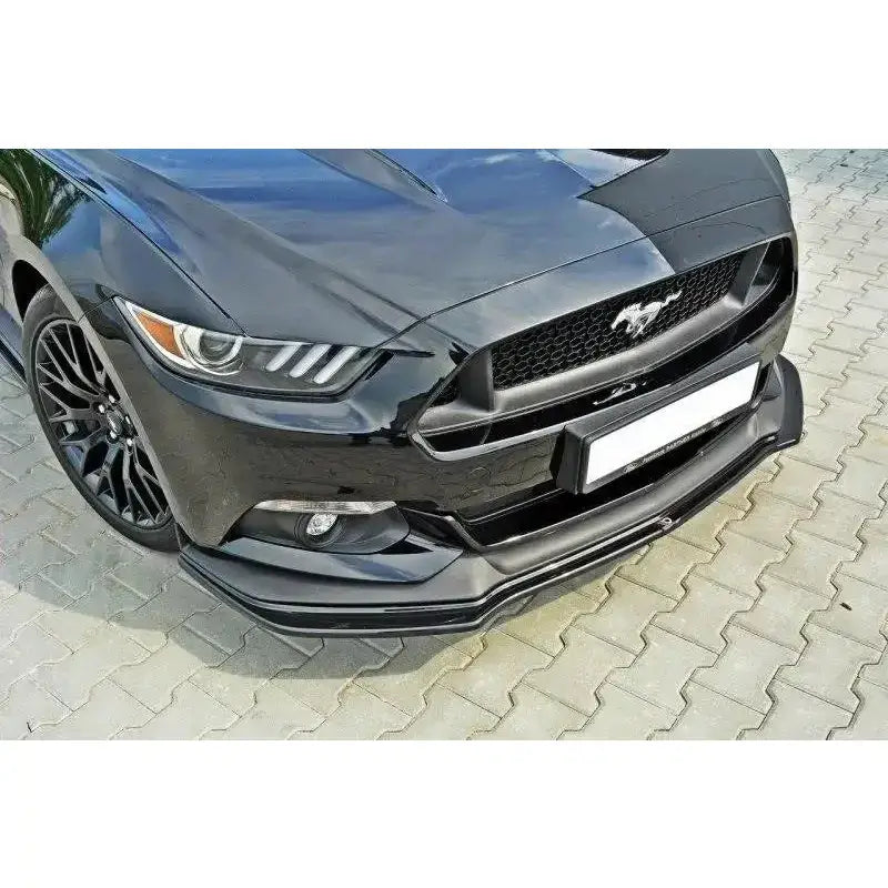 Front splitter på Ford Mustang Mk6 V.1 GT vist skrått forfra med sorte detaljer og markant grill.
