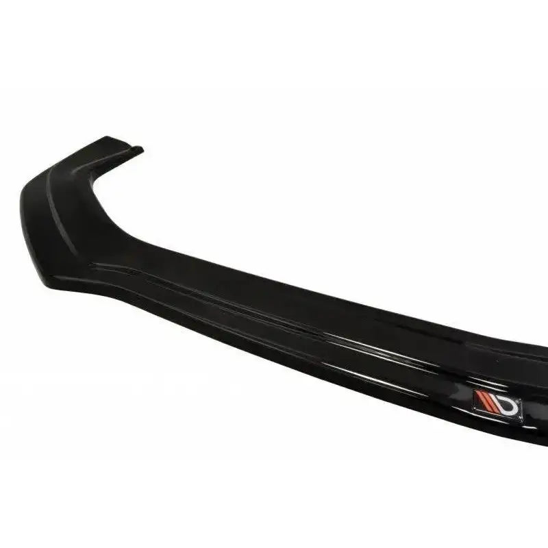 Frontspoiler til Ford Mustang Mk6 V.1 GT i sort glanset plast med logo, sett fra skrå vinkel.