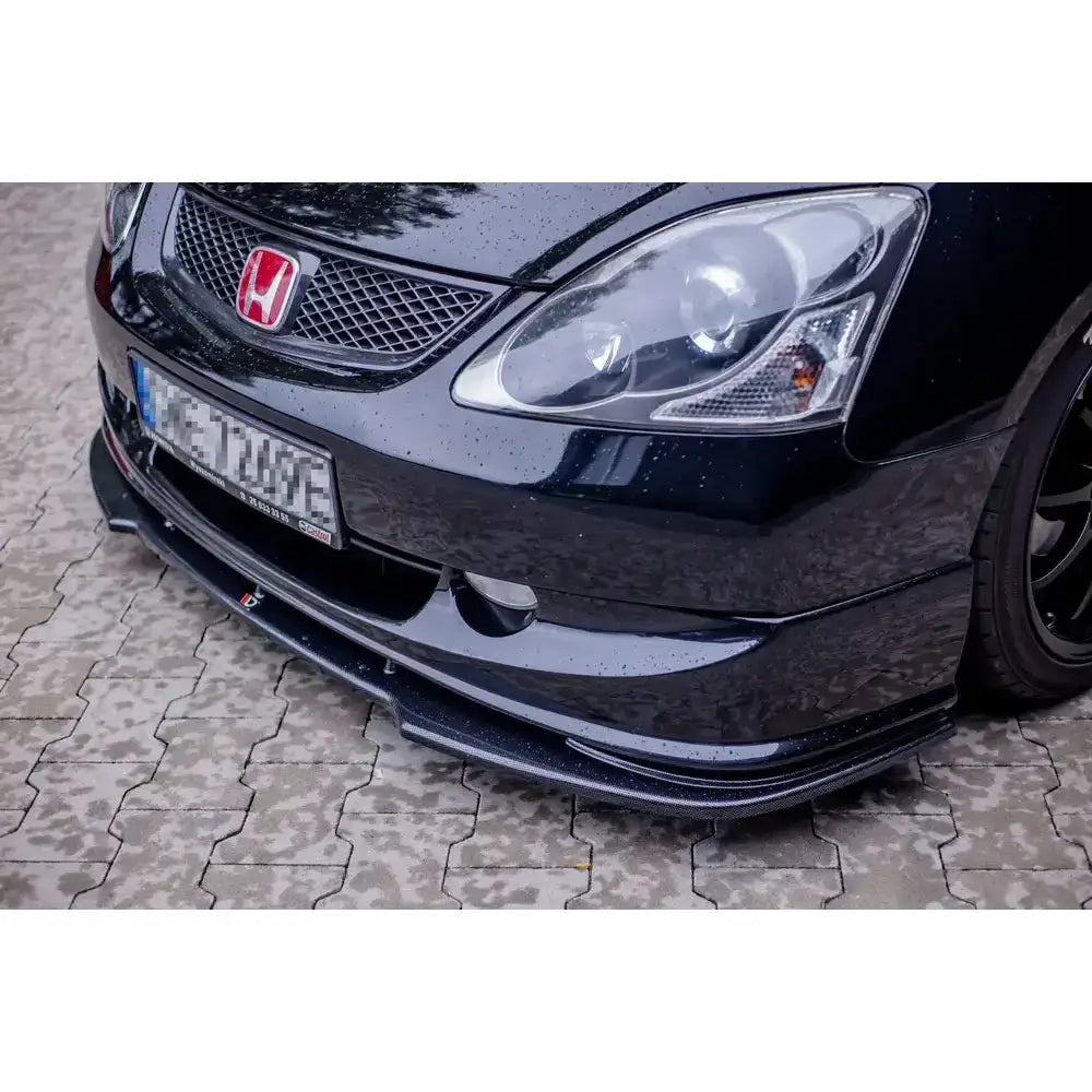 Frontleppe på Honda Civic EP3 Type-R Facelift med svart grill og regndråper på overflaten.