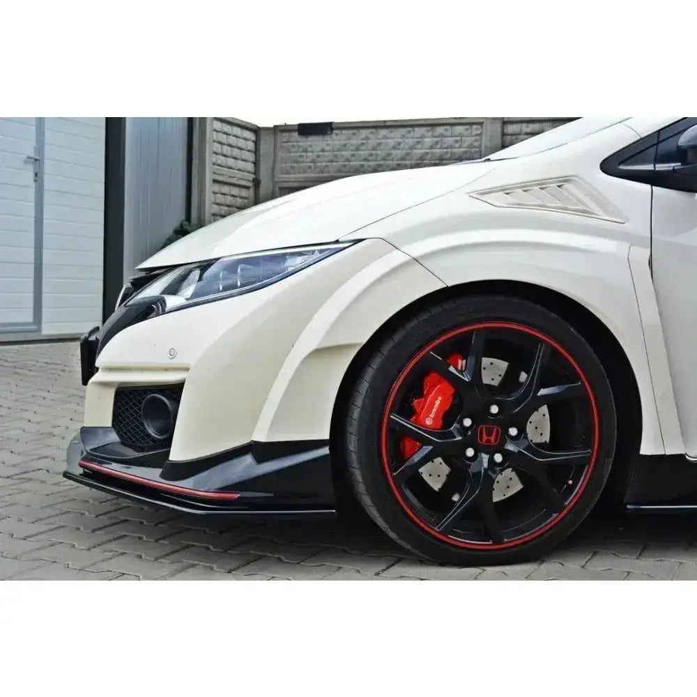 Front lip på Honda Civic IX Type R V.1 med brede skjermutbyggere og rød detalj rundt svarte felger.