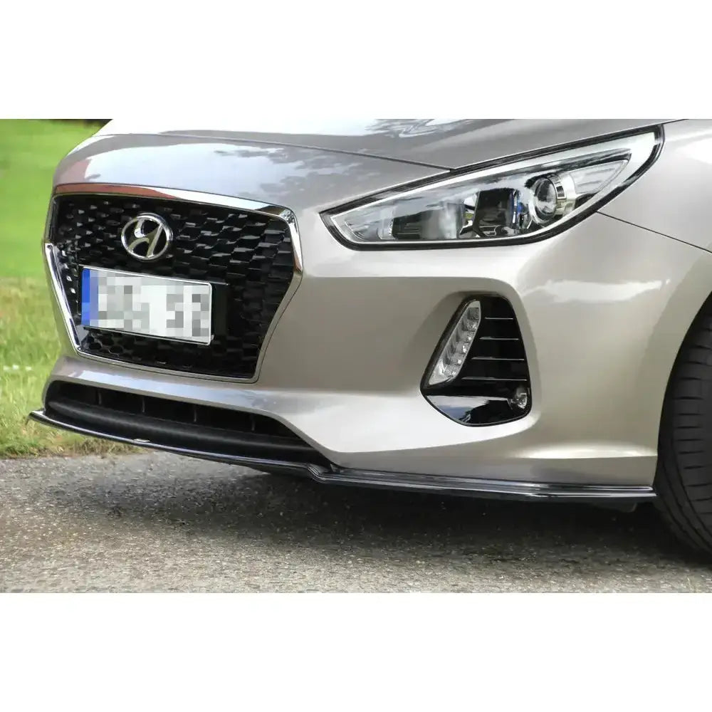 Frontleppe til Hyundai I30 Mk3 Hatchback V.1 med sort grill og kromdetaljer sett forfra i skrå vinkel.