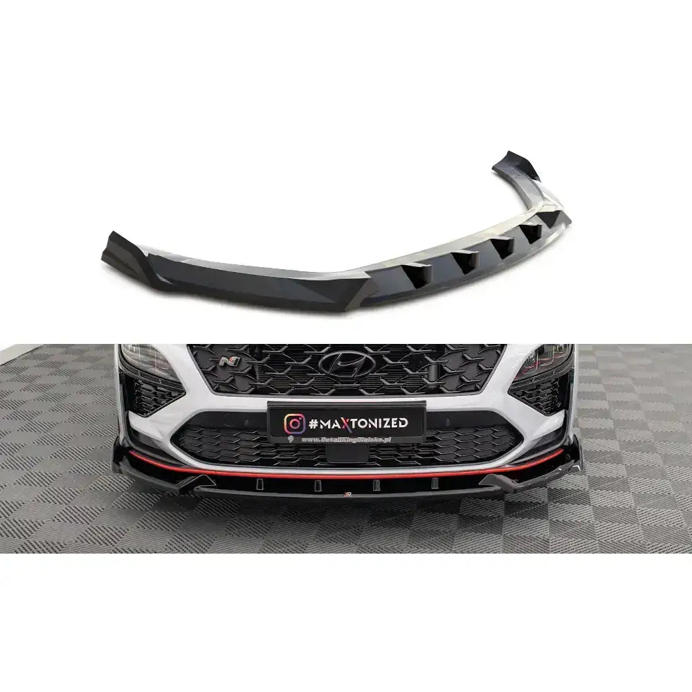 Frontspoiler Hyundai Kona N Mk1 V.1 i svart plast med rød stripe, vist løs og montert på bilens frontfanger.