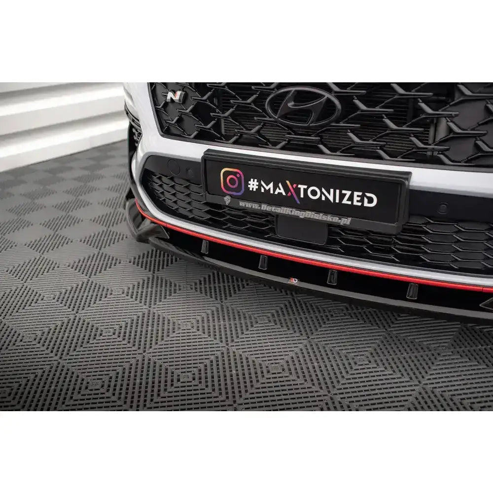 Spoiler til Hyundai Kona N Mk1 V.1 med svart grill, røde detaljer og sportslig splitter sett forfra.