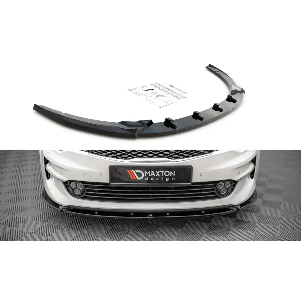 Frontspoiler til Kia Optima Mk4 V.1 i sort plast, vist med monteringsutstyr og montert på hvit bil.