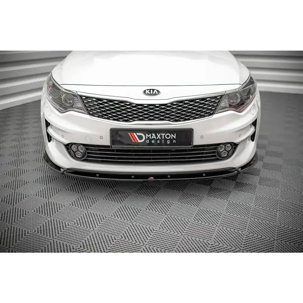 Spoiler til Kia Optima Mk4 V.1 montert foran på hvit bil, sort frontsplitter og børstet metalldetaljer.