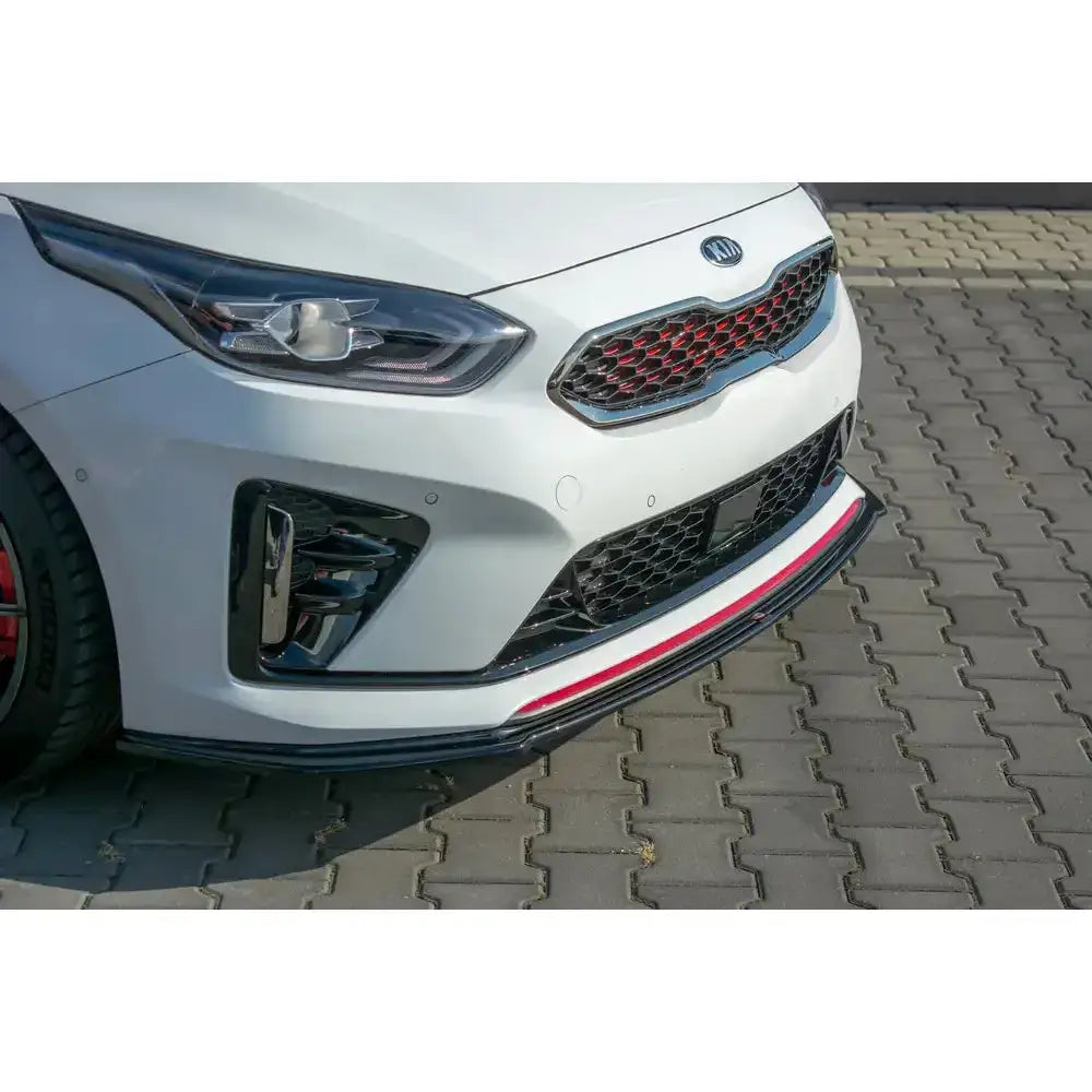 Front lip på Kia Proceed GT Mk 3 V.1 med sort grill, røde detaljer og hvit lakk fra skrå vinkel.