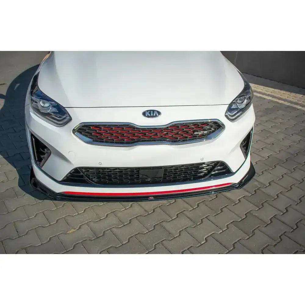 Spoiler på Kia Proceed GT Mk 3 V.1 med sort frontspoiler, rød stripe og hvit bil sett forfra ovenfra.