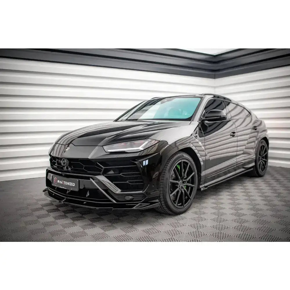 Frontleppe på Lamborghini Urus Mk1 18- V.1, svart SUV med store felger i lyst, moderne rom.