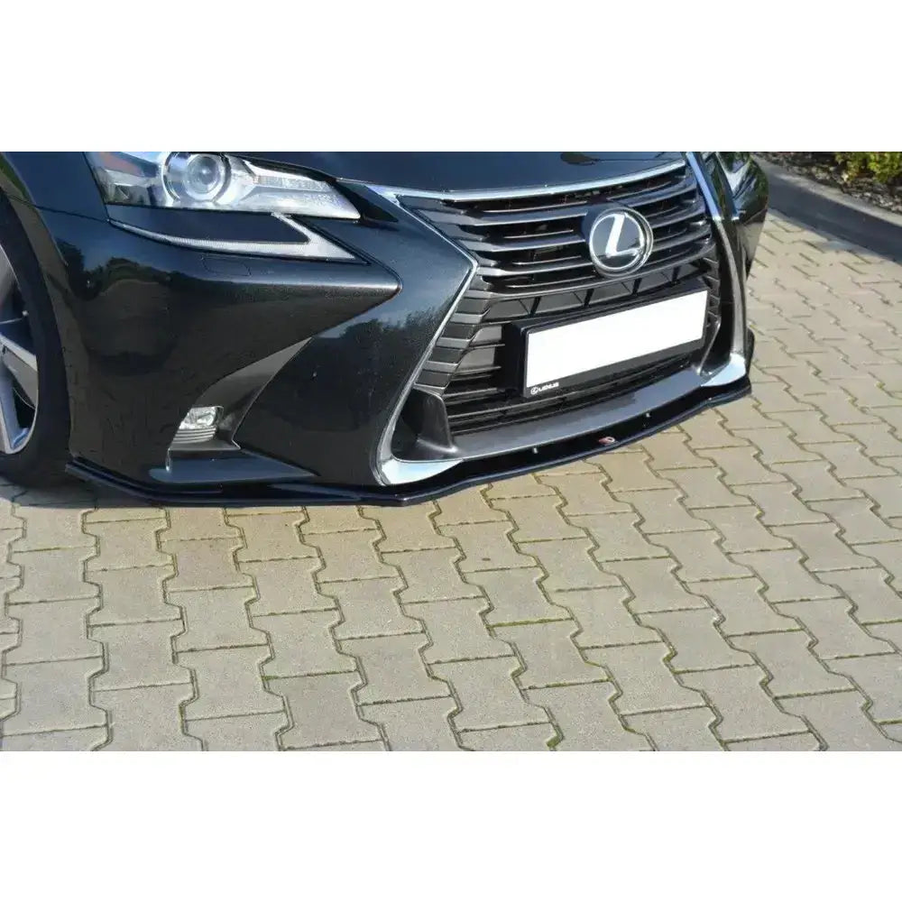 Spoiler til Lexus GS Mk4 Facelift V.1 i sort blank plast montert foran på mørk bil, sett skrått forfra.