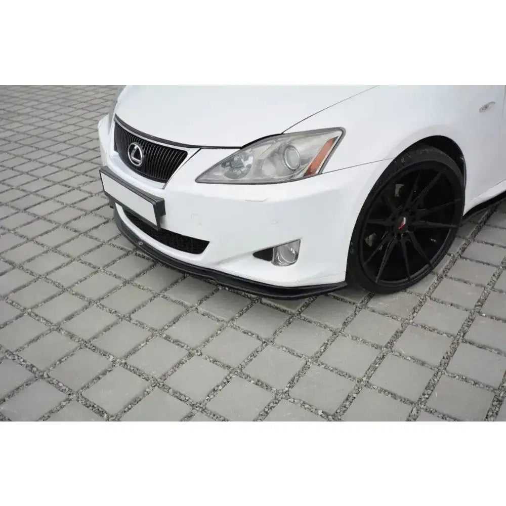 Frontleppe på Lexus IS Mk2 V.1 med sort splitter, svart grill og svarte felger, sett skrått forfra.