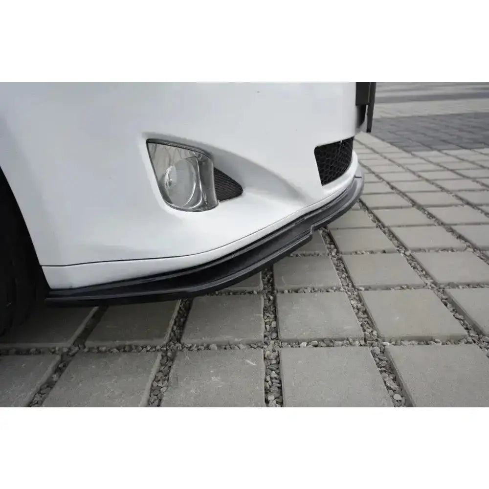 Spoiler til Lexus IS Mk2 V.1 montert under hvit frontfanger, viser tåkelys og grill.