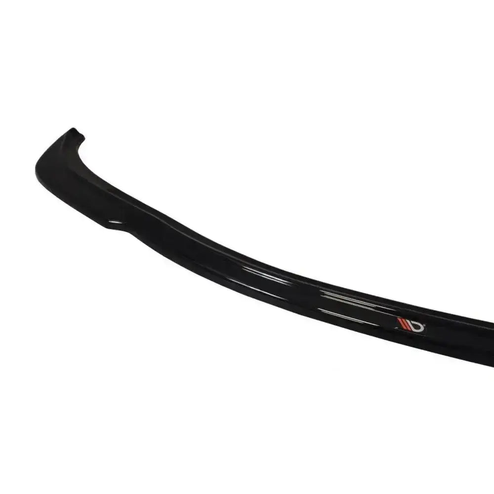 Frontspoiler Lexus IS Mk2 V.1 i svart blank plast med logo, sett skrått ovenfra mot hvit bakgrunn.