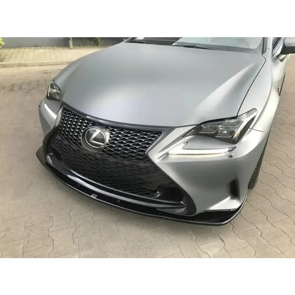 Frontspoiler Lexus RC V.1 på sølvfarget bil med sort grill, spoilerlist og markerte LED-lys, sett forfra.