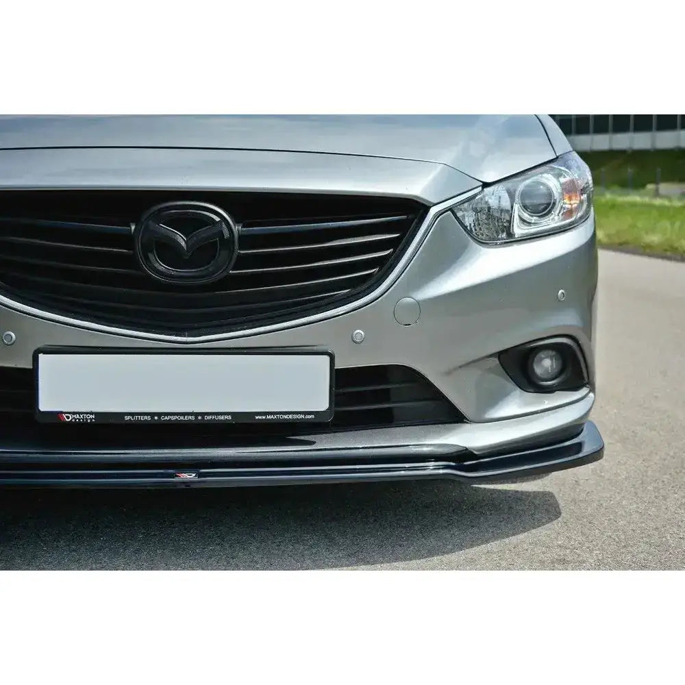 Spoiler på Mazda 6 GJ MK3 V.1 12-14, svart frontsplitter under støtfanger, nærbilde av fronten.