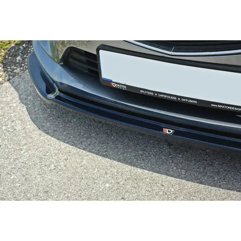 Front splitter på Mazda 6 GJ MK3 V.1 montert, sett ovenfra med logo og detaljer på nummerskilt-rammen.