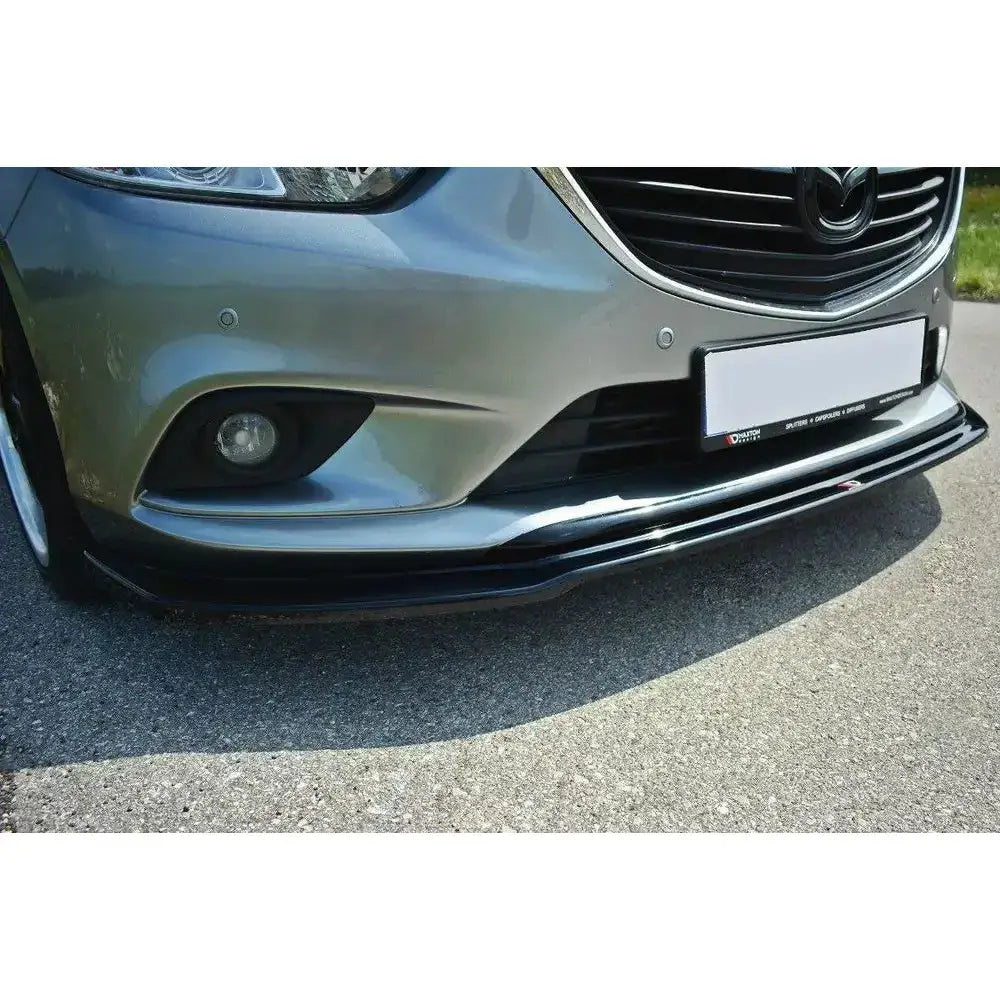 Front lip på Mazda 6 GJ MK3 V.1 12-14, nærbilde av sort spoiler montert på frontfanger.