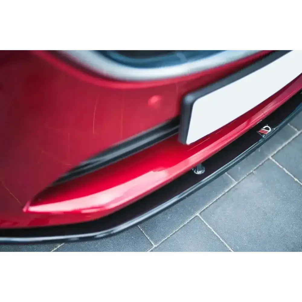 Spoiler til Mazda 6 GJ Facelift V.1, nærbilde av rød frontfanger med svart leppe og emblem.