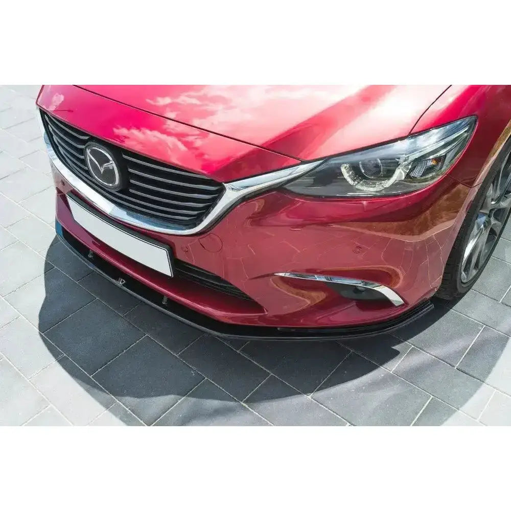 Front splitter på Mazda 6 GJ Facelift V.1, viser sort leppe, frontgrill og hovedlykt på rød bil.