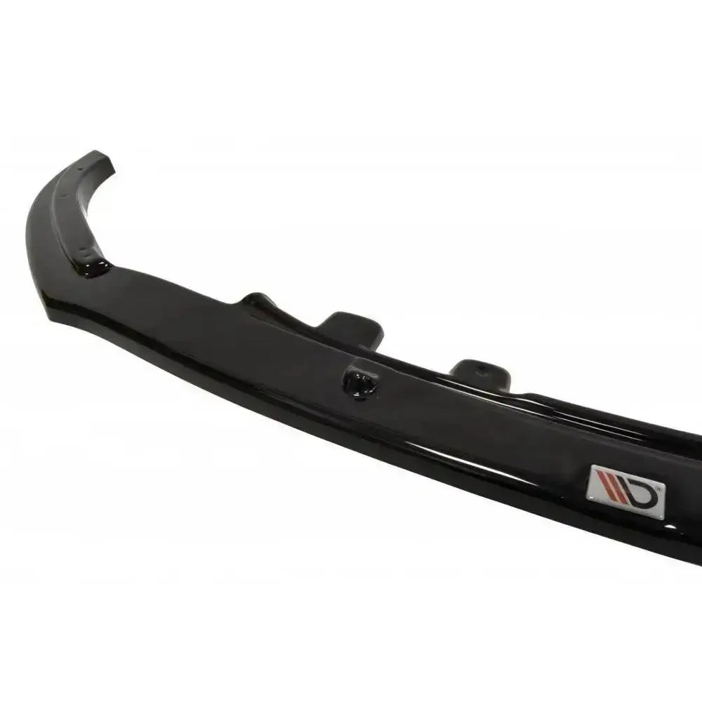 Front lip til Mazda Mx-5 IV V.1 i sort, glanset plast med logo-detalj på høyre side, hvit bakgrunn.