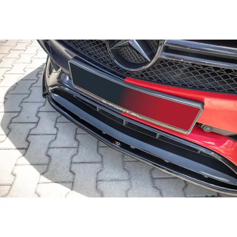 Frontleppe Mercedes A45 W176 V.1 Aero sett nedenfra med sorte detaljer og synlig grill og skilt.