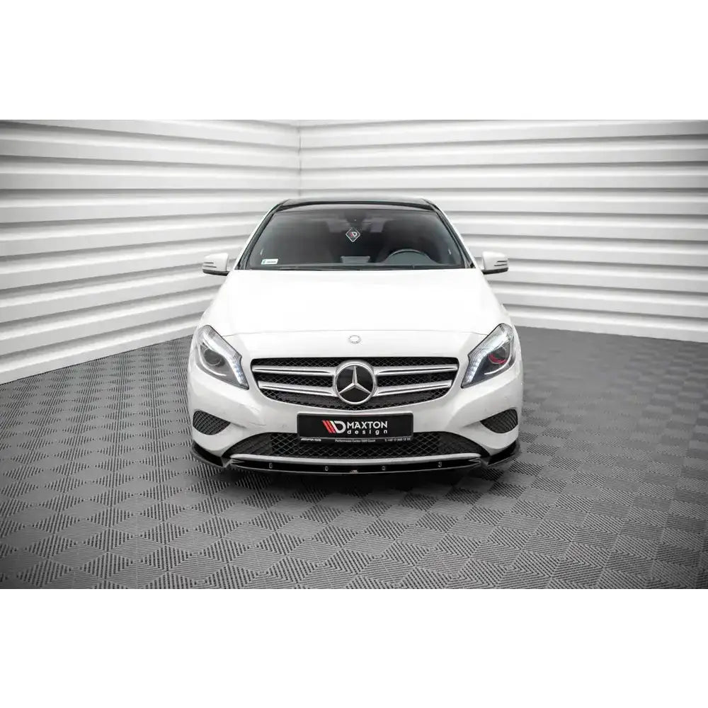 Spoiler til Mercedes A-Klasse W176 V.1 montert foran på hvit bil med sølvgrill og sorte detaljer.