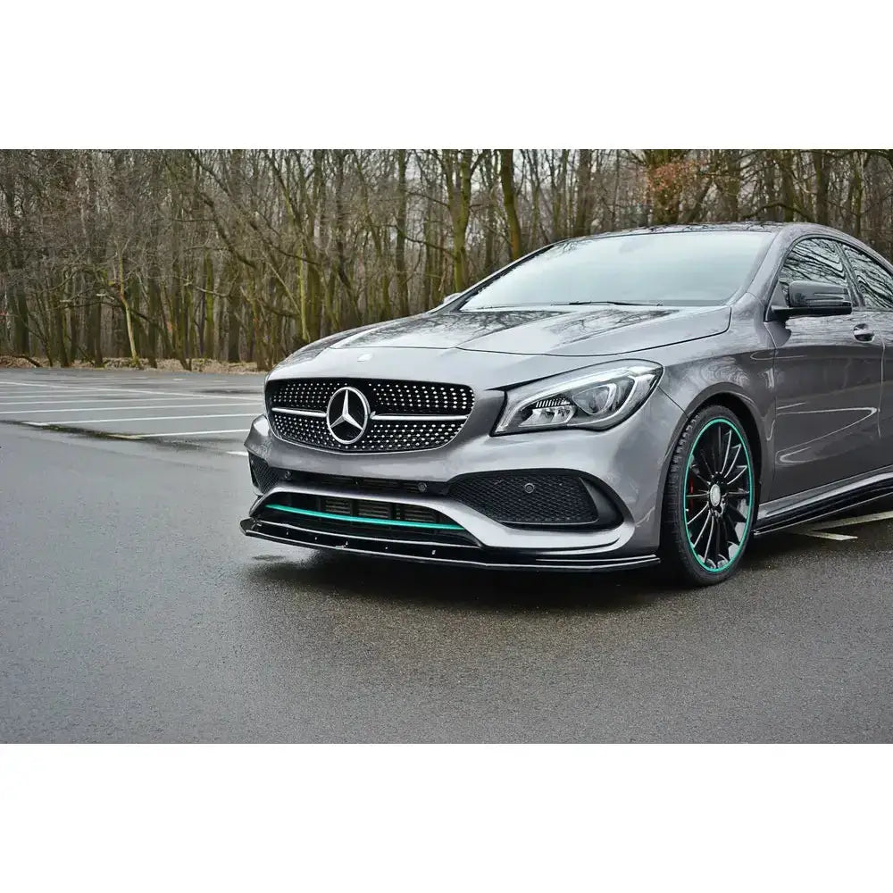 Front splitter Mercedes Cla C117 Amg-Line med sort grill og turkise felgdetaljer, sett skrått forfra.